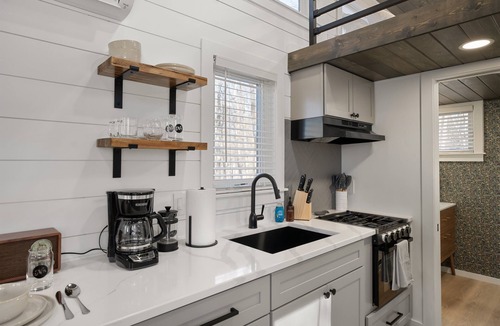 Laurelville House | Hot Tub Tiny Home · Fire Pit · Couples Getaway