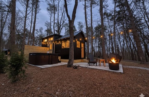 Laurelville House | Hot Tub Tiny Home · Fire Pit · Couples Getaway