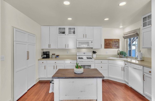 Palmer House | Hot Tub w/Mt Views, Full Kitchen, Laundry