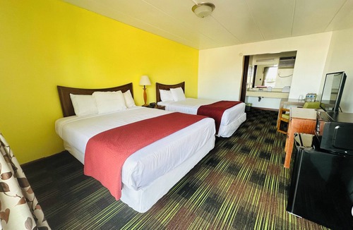 Sandusky Hotel | Hotel Room 3 Miles to Cedar Point!