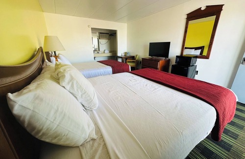 Sandusky Hotel | Hotel Room 3 Miles to Cedar Point!