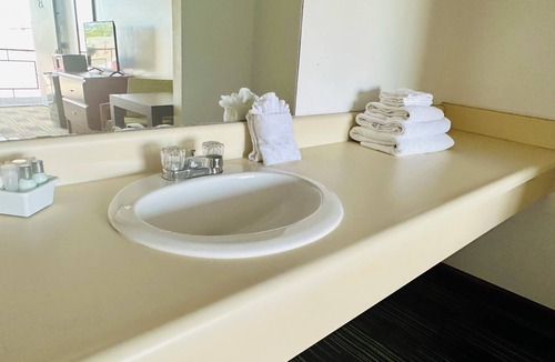 Sandusky Hotel | Hotel Room 3 Miles to Cedar Point!