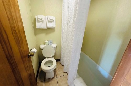 Sandusky Hotel | Hotel Room 3 Miles to Cedar Point!