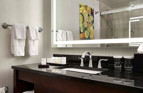 Friendship Heights Hotel | Hotel Suite near American University | Indoor Pool | Breakfast | 4 Cozy Units