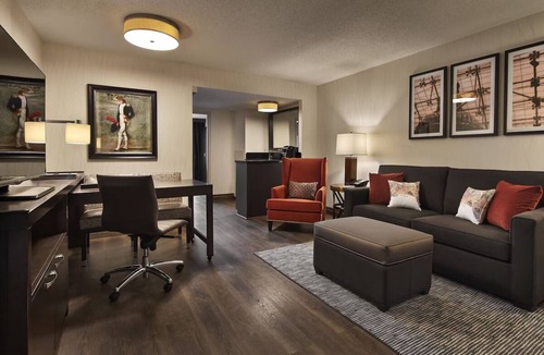 Friendship Heights Hotel | Hotel Suite near American University | Indoor Pool | Breakfast | 4 Cozy Units