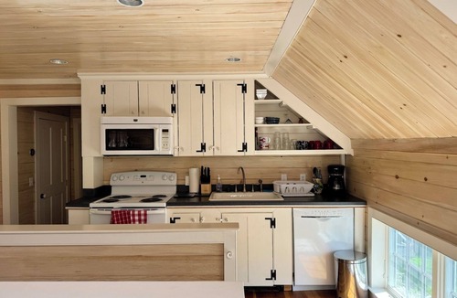 New Harbor House | House with attached Apartment/Sleeps 9/2 min to beach!