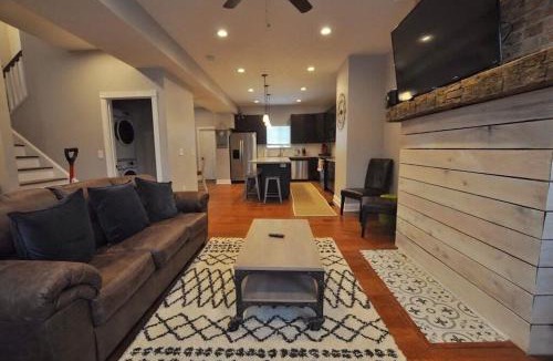 West Columbus House | Housepitality - Franklinton Farmhouse- 4 Bedrooms