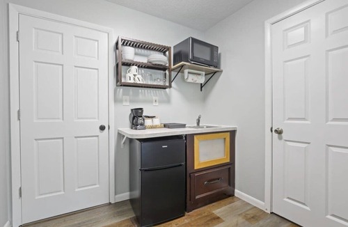 Newark Apartment | Housepitality - The Restful Studio - Cozy
