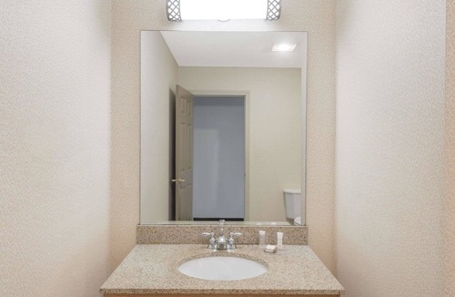 Springfield Hotel | Howard Johnson by Wyndham Springfield