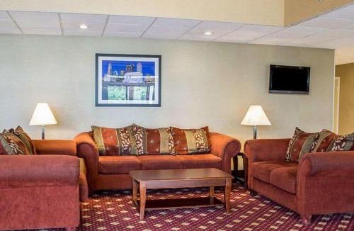 Columbus Hotel | Howard Johnson by Wyndham Columbus State Fairgrounds I-71