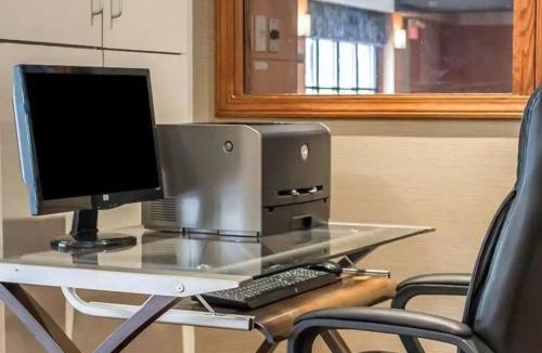 Columbus Hotel | Howard Johnson by Wyndham Columbus State Fairgrounds I-71