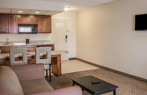 Columbus Hotel | Howard Johnson by Wyndham Columbus State Fairgrounds I-71
