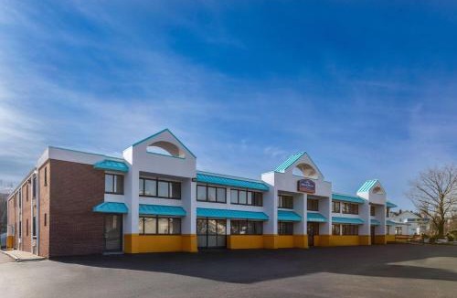 Malden Hotel | Howard Johnson by Wyndham Malden Boston Area