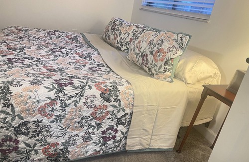 Oxford Condo | https://www.airbnb.com/h/beautiful2kingbedroomsandonesofabedonebathentireplace