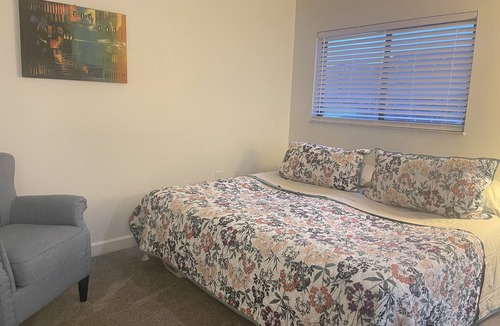 Oxford Condo | https://www.airbnb.com/h/beautiful2kingbedroomsandonesofabedonebathentireplace