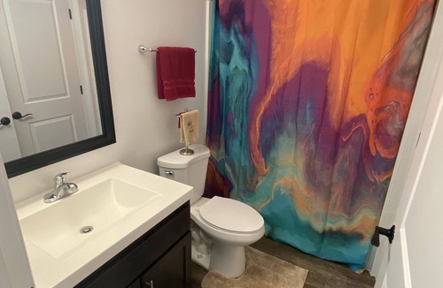 Oxford Condo | https://www.airbnb.com/h/beautiful2kingbedroomsandonesofabedonebathentireplace