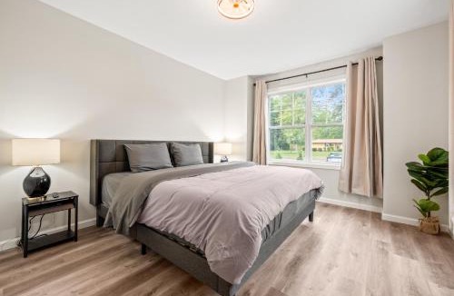 Maple Hill House | Huge 10BR Family Stay, Sleeps 20 in Bloomfield, CT