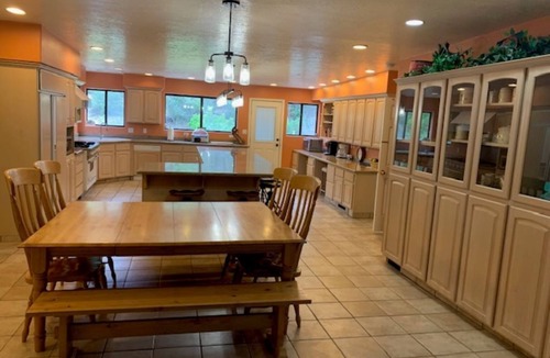 Mount Carmel Junction House | Huge! 6 BR, 6 bath, Miles: Zion 12, Bryce 60, Grand Canyon 85, Golf 0