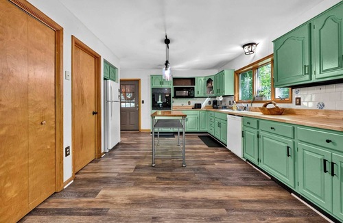 Berkeley Springs Cabin | Huge Cabin w Hot Tub, Deck, Grill & WiFi