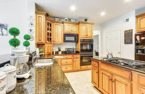 Robinwood House | Huge Hagerstown Home w/Deck ~ 4 Mi to Downtown!