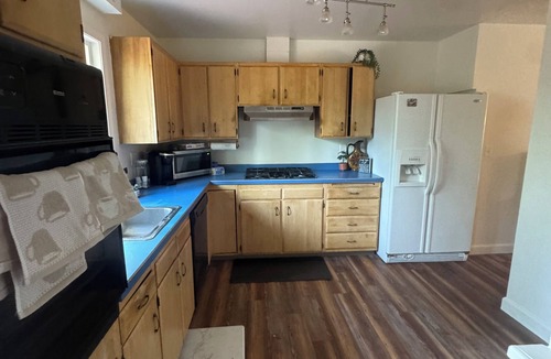 Turnagain House | Huge house w/5 Bedrooms with large Deck in Anchorage by Airport!
