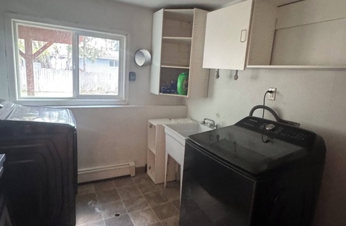 Turnagain House | Huge house w/5 Bedrooms with large Deck in Anchorage by Airport!