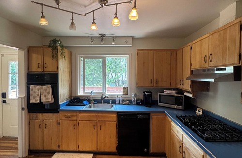 Turnagain House | Huge house w/5 Bedrooms with large Deck in Anchorage by Airport!