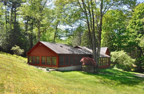 Woodstock House | HUGE KITCHEN 4 Private Acres, 7 Min to Town, AC, Fireplace - Opt. Studio addl.