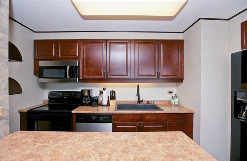 Waikiki Condo | Huge Panoramic Ocean View. Walk to the Beach. Low rate of 3,900 per month.
