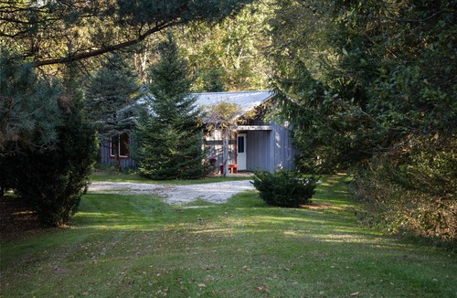 Lakeville Cottage | Hummingbird Hideaway