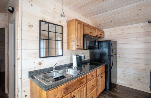 North Sebago Cabin | HUMMINGBIRD - RESORT WITH 12 PROPERTIES. NATURAL POND FOR SWIMMING