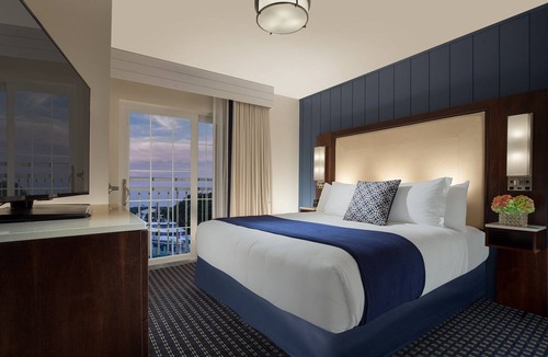 Hyannis Hotel | Hyannis Harbor Hotel - Harborside Tower King Harborfront Suite with Kitchen