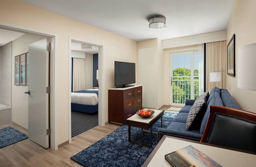 Hyannis Hotel | Hyannis Harbor Hotel - Harborside Tower King Harborfront Suite with Kitchen