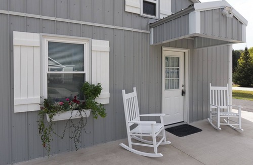 Bedford Apartment | Hydrangea Hideaway Charming One or Two-Person Getaway Studio in Historic Bedford