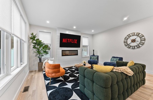 South Side Villa | I Family Home 20min to dwtn.Boston, Game room, fire pit, Projector 6BR 5.5Bath