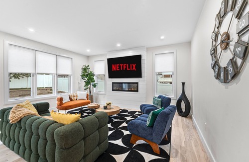 South Side Villa | I Family Home 20min to dwtn.Boston, Game room, fire pit, Projector 6BR 5.5Bath