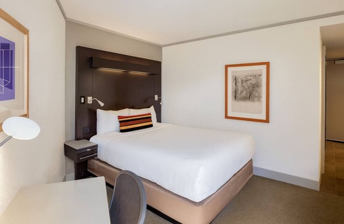 East Cambridge Hotel | Ideal Mix of Comfort and Value! Near Boston Public Library, w/Indoor Pool!