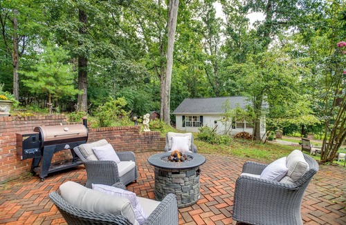 Cave Spring Apartment | Idyllic Cave Spring Studio w/Patio & Fire Pit!