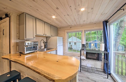 Edgecomb Apartment | Idyllic Edgecomb Forest Studio w/Deck & Balcony!
