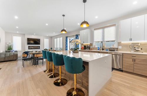 South Side House | II Home in Boston with, Arcade, Parking,Game Room,EV, 6BR 5.5Bath