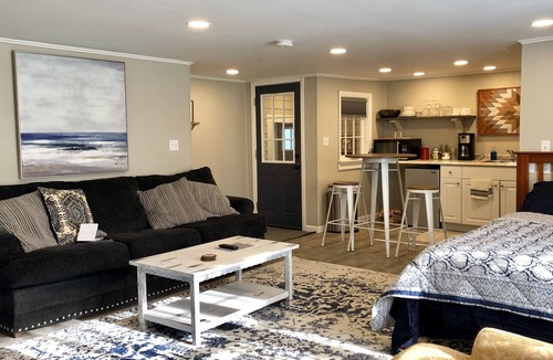 Shelburne House | In town, newly remodeled studio with private balcony