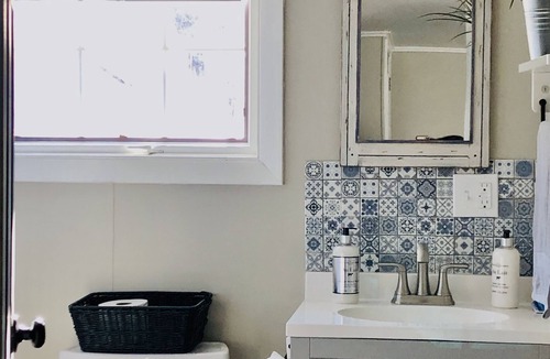 Shelburne House | In town, newly remodeled studio with private balcony