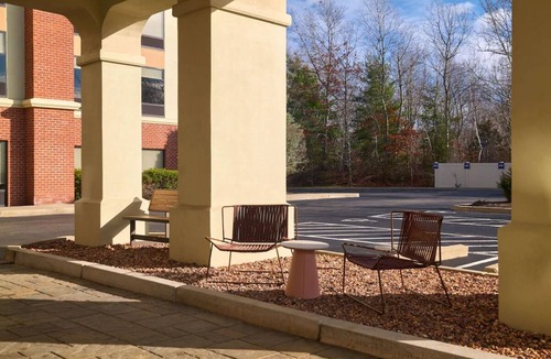 Smithfield Hotel | Indoor Pool + Free Breakfast – 10 Minutes to Downtown Providence