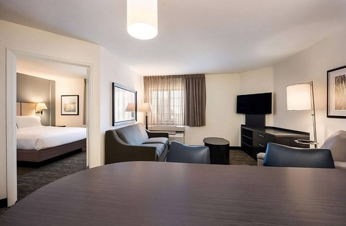 Linthicum Heights Hotel | Indulge in Home Like Comfort! Full Kitchen, Pet-Friendly Property