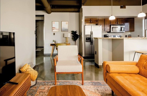 Weinland Park Apartment | Industrial Chic Loft Near OSU & Short North with King Beds, Walkable Stay