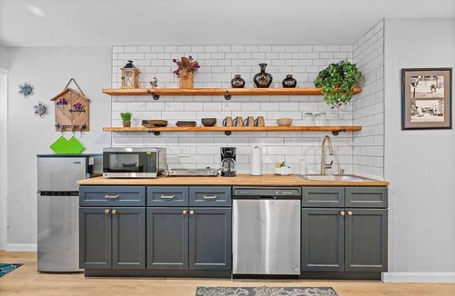 South Side Flats Apartment | Industrial Chic Studio-Modern Comfort in the Burgh