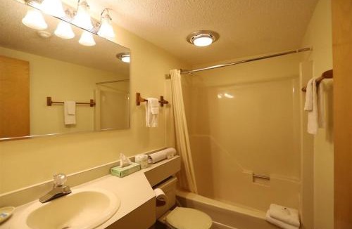 Waterville Valley House | Inns of Waterville Valley 106 One Bedroom Garden Level Unit at Inns of WV