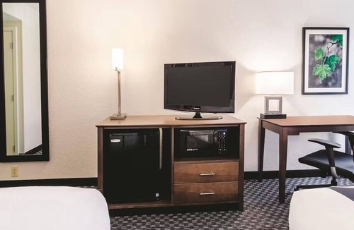 Myrtle Beach Hotel | Inviting Space for Poolside Fun & Beachwalk Adventures, Ideal for Families