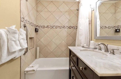 Corte Madera Hotel | Inviting Unit w/Kitchen | Courtyard | Outdoor Pool | Free Parking