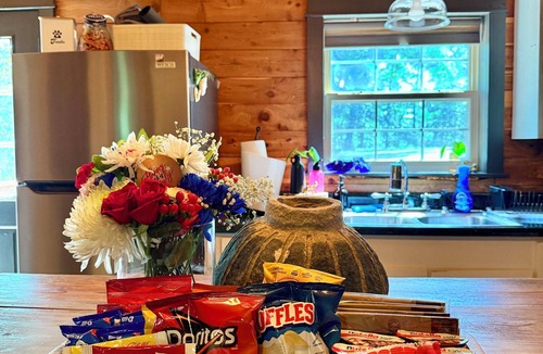 Eureka Springs Cabin | Jackson’s Cabin - Luxury Dog-Friendly Log Cabin